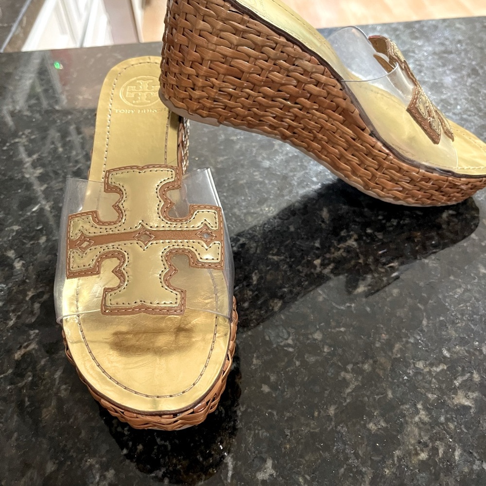Stunning Tory Burch Gold Logo Sandals. EUC!